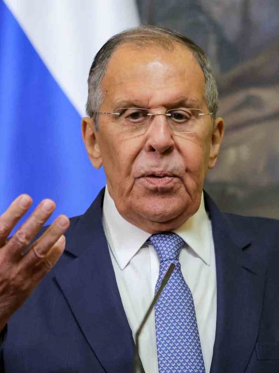 Lavrov: "Zelenskiy sürekli seyahat ediyor, hiçbir zaman ülkesinde bulunmuyor"