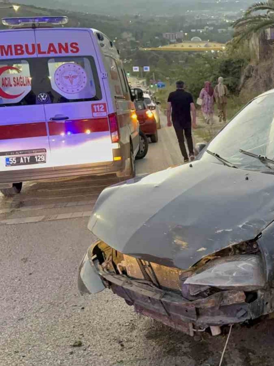 Samsun’da otomobil çöp konteynerine çarptı: 2 yaralı