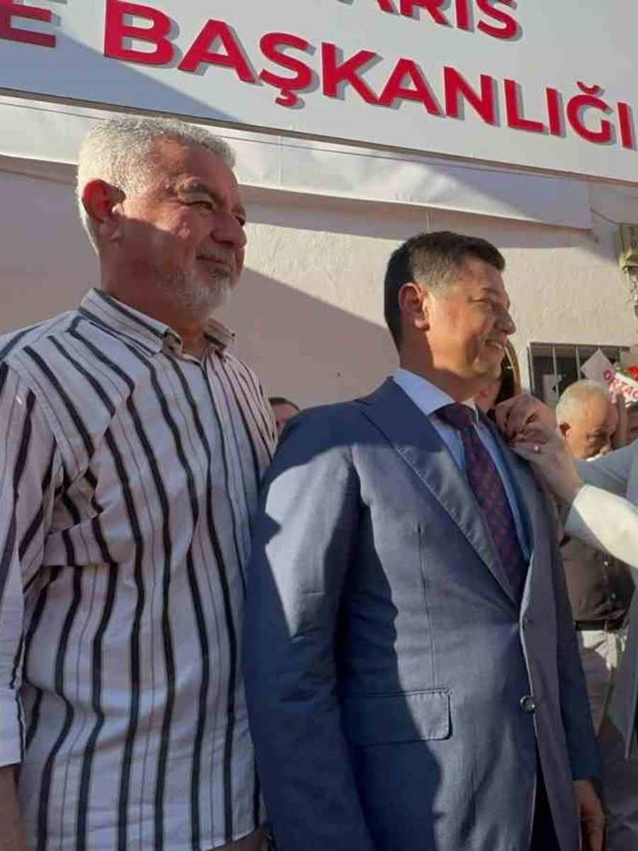 Marmaris Belediye Başkanı Ünlü, CHP’den istifa ederek Yeni Parti’ye katıldı