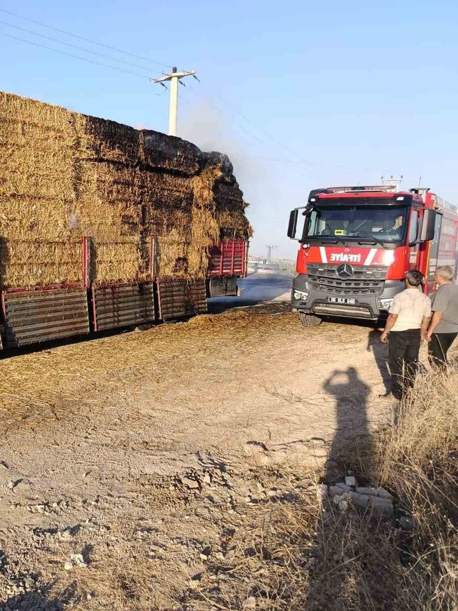 Elmadağ’da bir kamyonetteki saman balyaları yandı