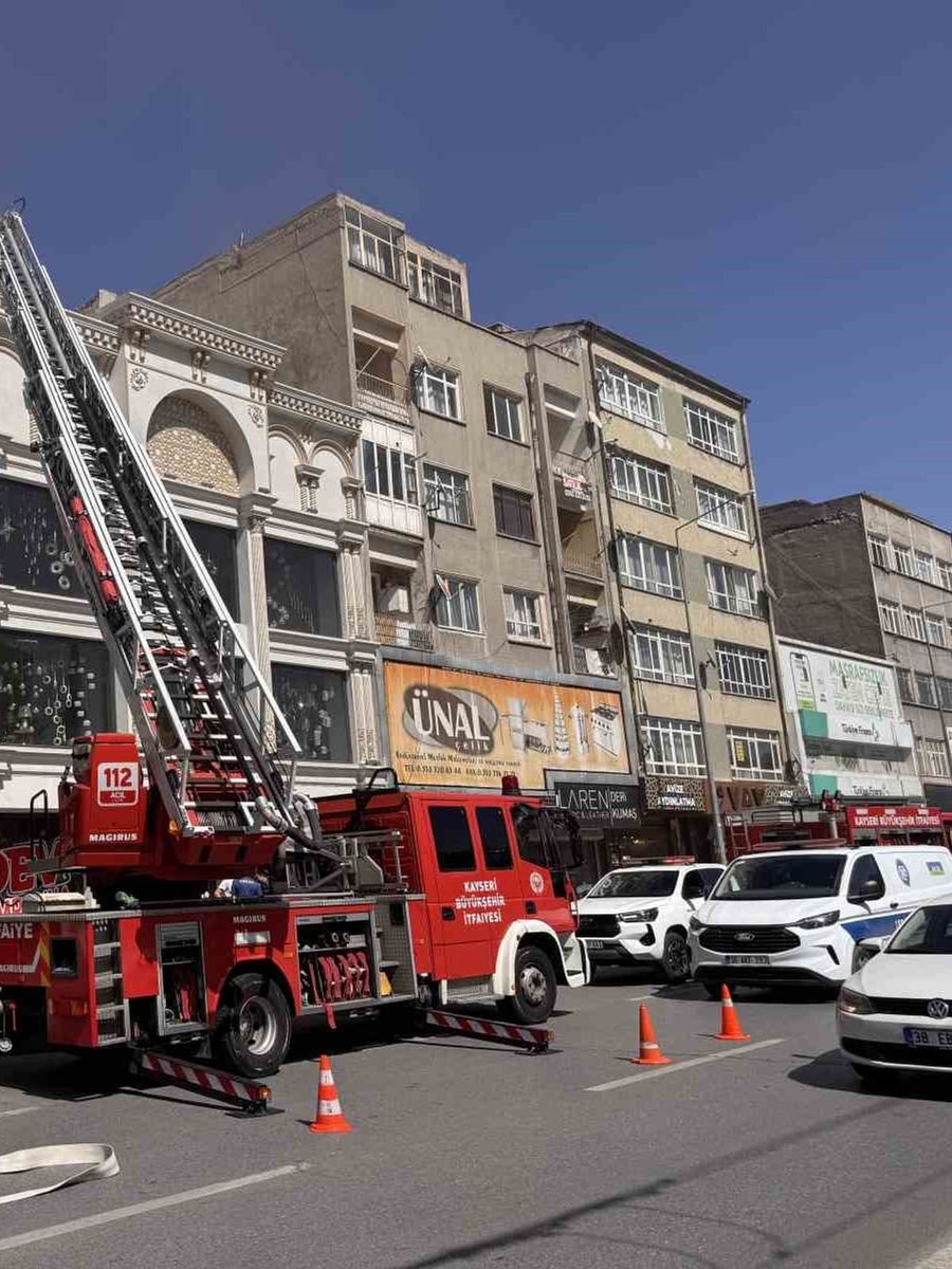 Kayseri’de avize imalathanesinin çatısında çıkan yangın söndürüldü