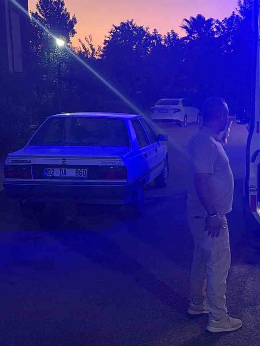 Otomobil kaldırıma çıktı: 3 yaralı