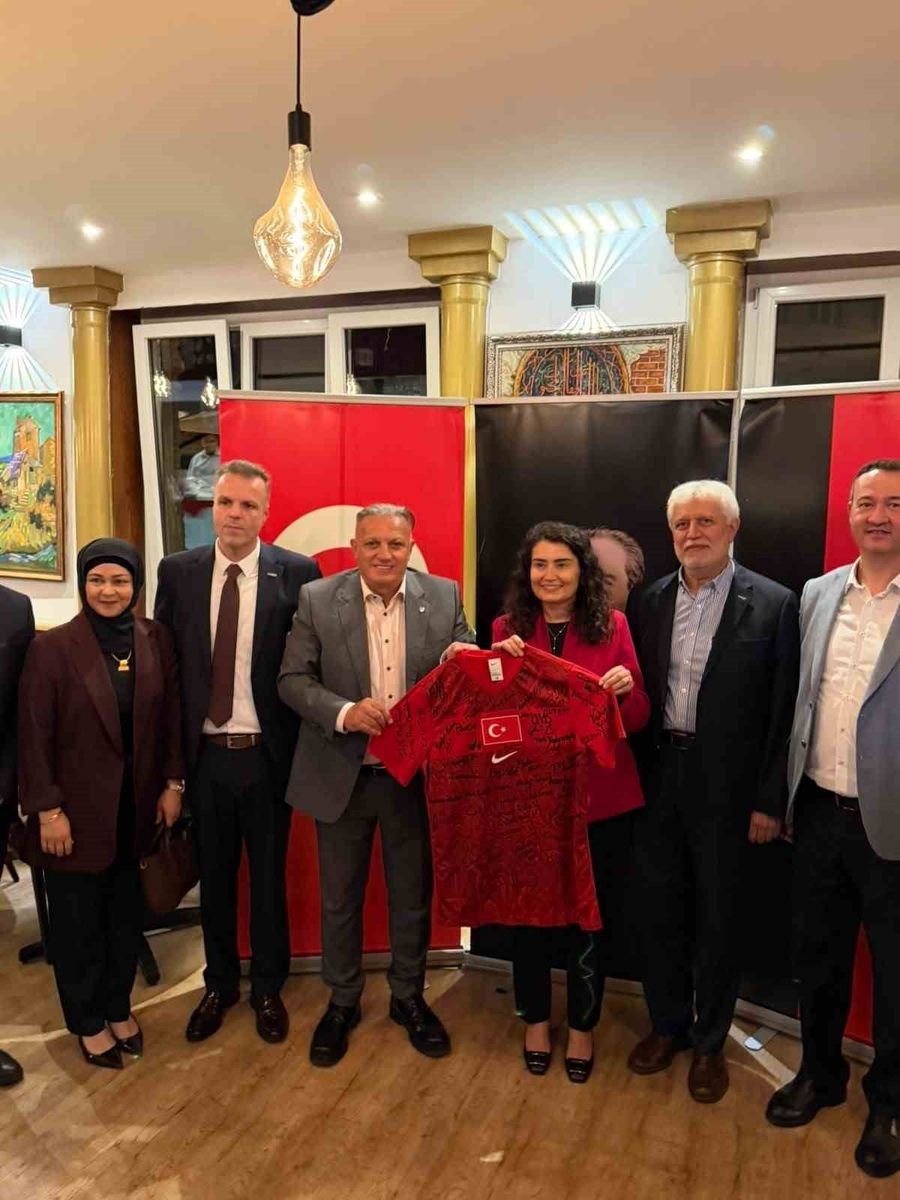 ATFF Başkanı Ayhan Yıldız’dan Başkonsolos Kaçar’a veda hediyesi