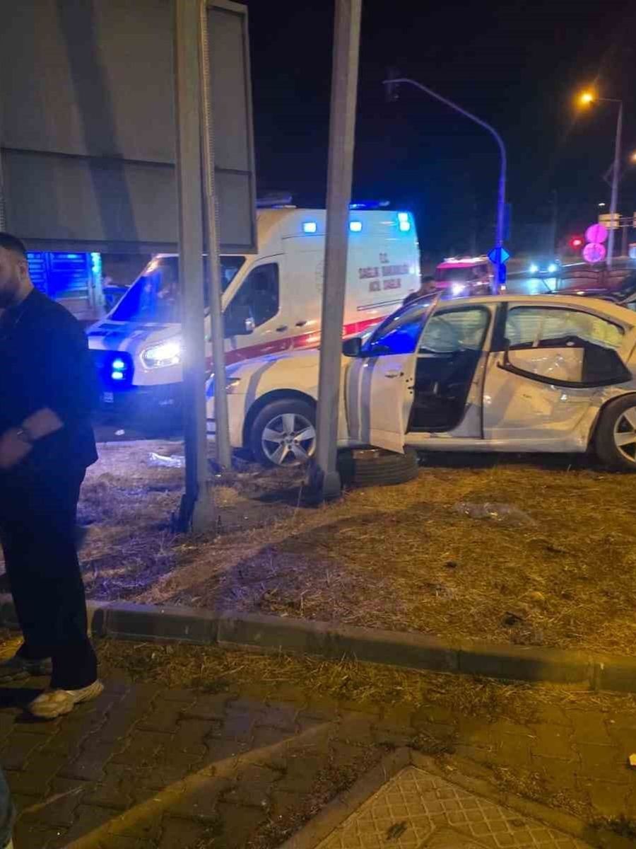 Bingöl’de otomobil ile tır çarpıştı: 5 yaralı