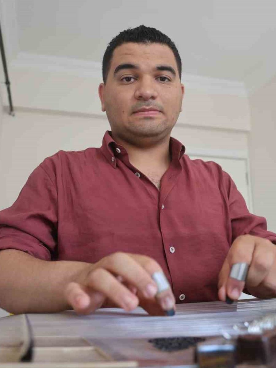 Profesörün "Okuma, yazma öğrenemez" dediği otizmli Ertuğrul,  tüm engelleri aşarak annesinin 1 yaşında başlattığı eğitimle konservatuardan mezun oldu