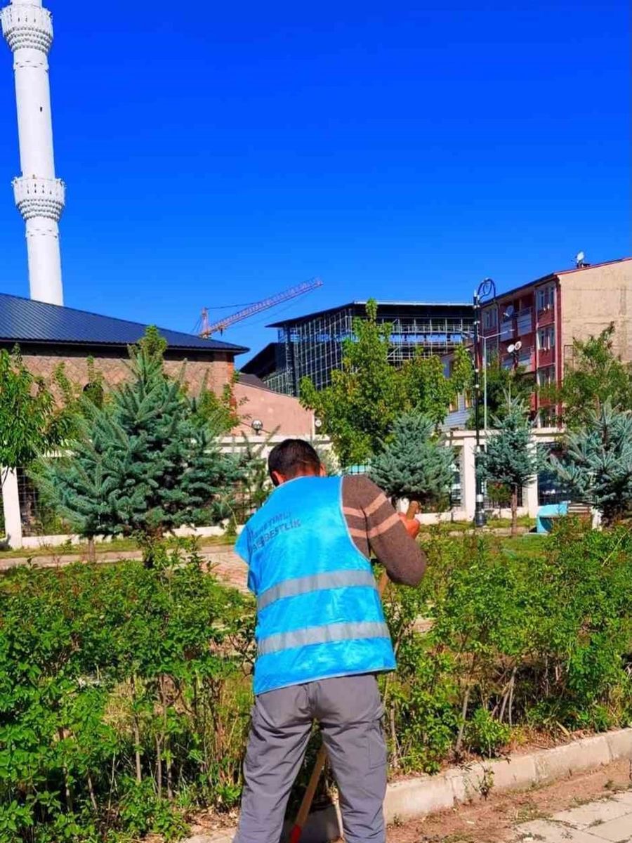 Patnos’ta denetimli serbestlik yükümlülerinden camilerde temizlik çalışması