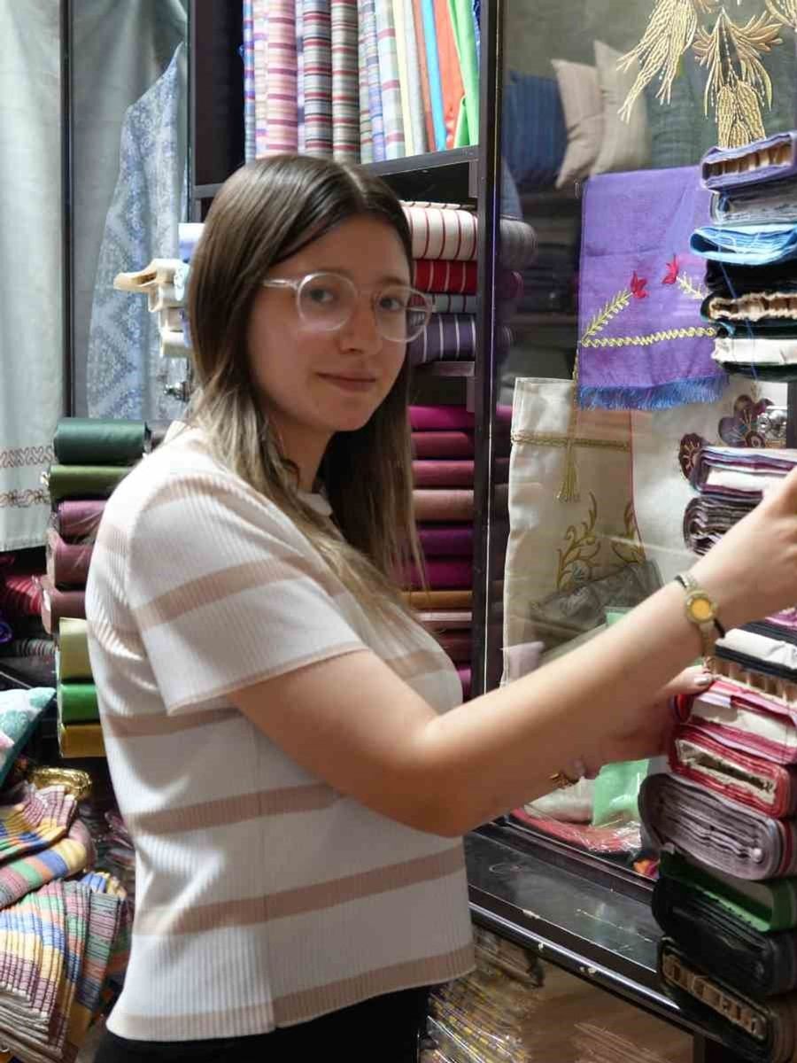 Kutnu kumaşının küçük parçaları geri dönüşümle hediyelik eşyaya dönüşüyor