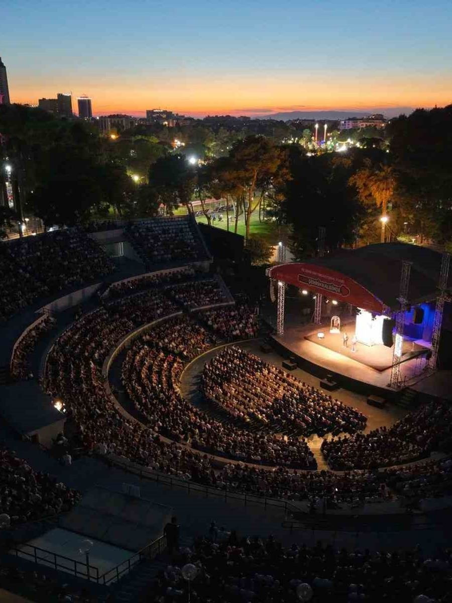 Semicenk ve "İki Kişilik Oyun" ile fuarda sanat dolu gece