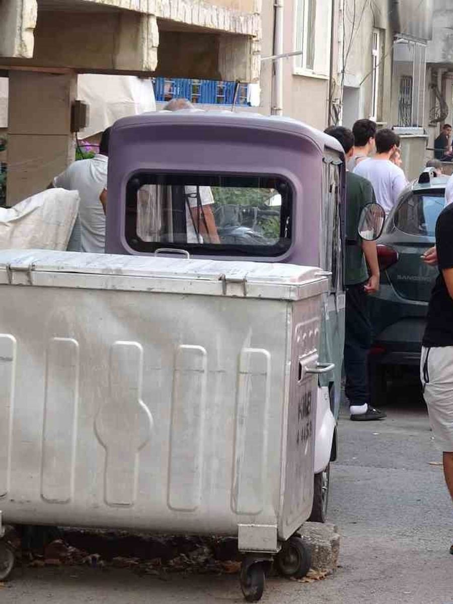 Kartal’da binada yangın paniği: 2 kişi dumandan etkilendi