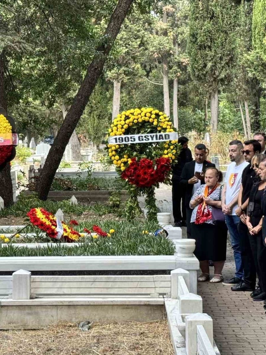 Metin Oktay, vefatının 35. yıl dönümünde kabri başında anıldı