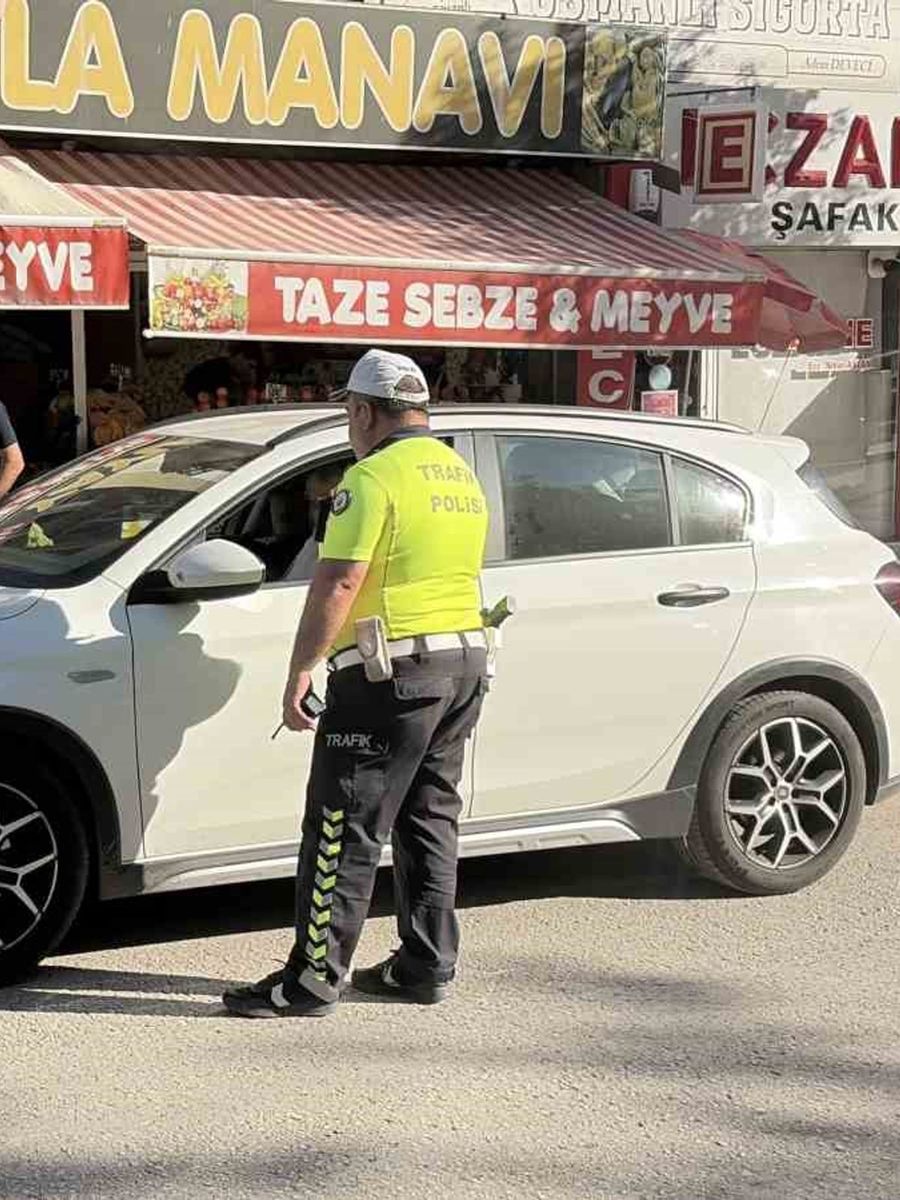 Polislerin gözü önünde ters yöne girdi, 10 bin lira ceza yedi