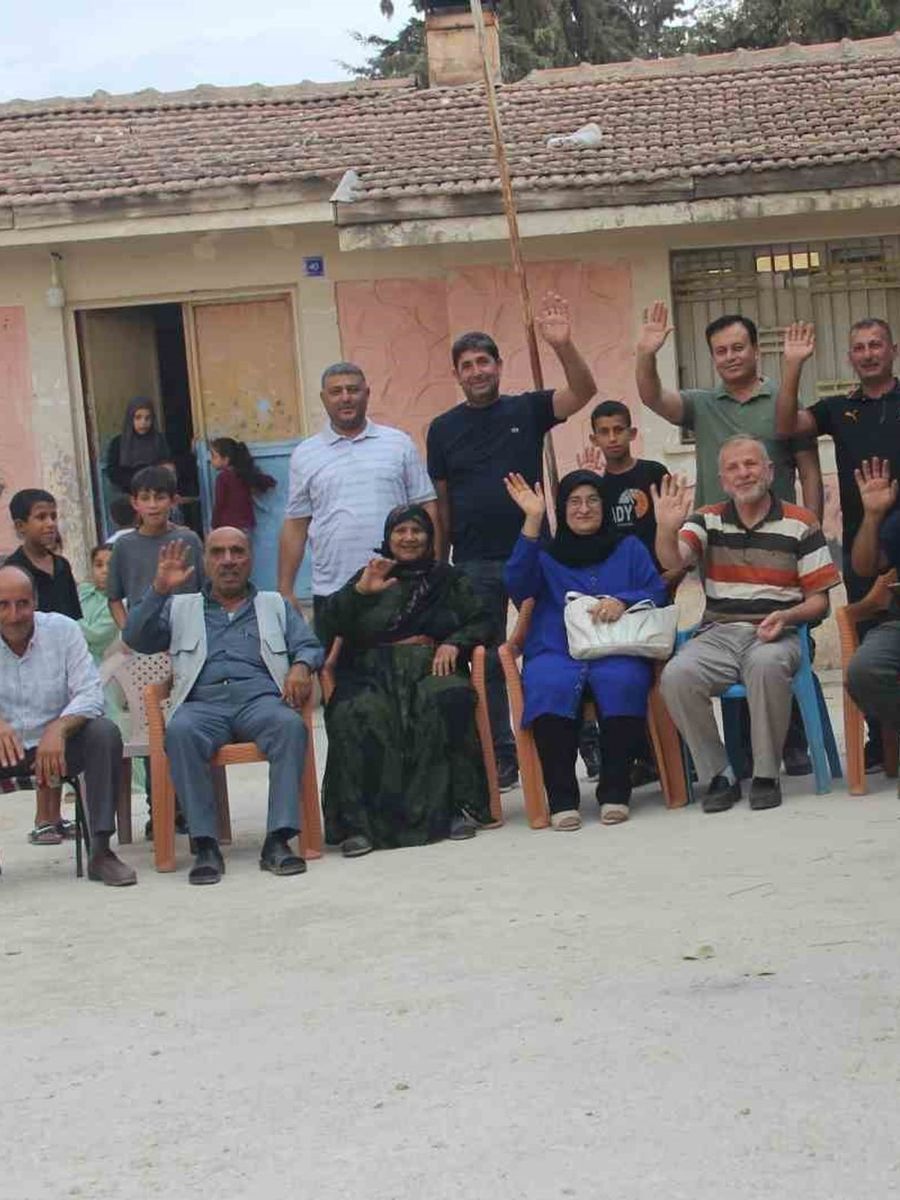 Öğretmen 40 yıl sonra köy okulunda öğrencileriyle buluştu