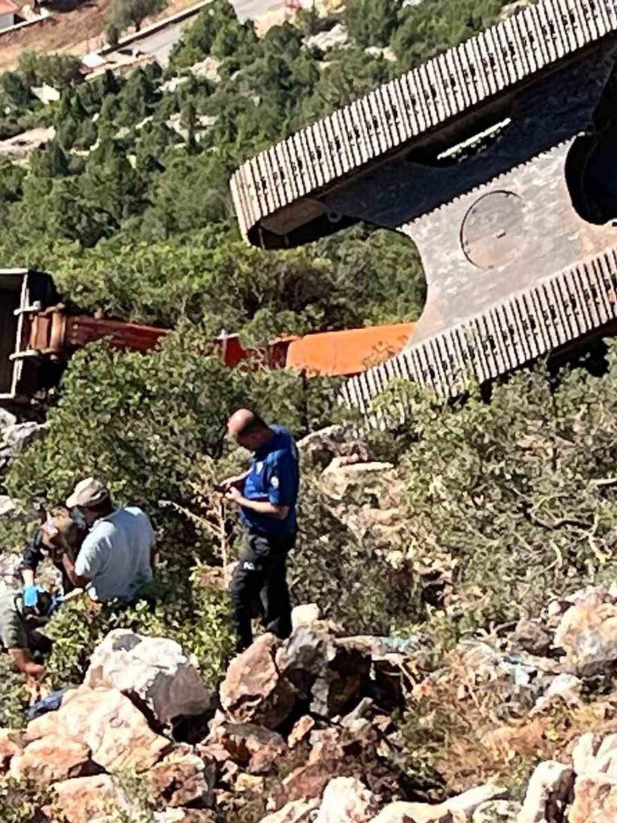 Antalya’da iş makinesi 60 metrelik uçuruma yuvarlandı operatör yaralı kurtuldu