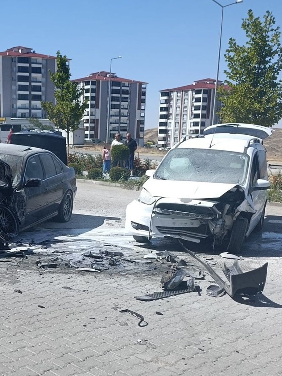 Otomobil ve hafif ticari araç çarpıştı, 1 kişi yaralandı
