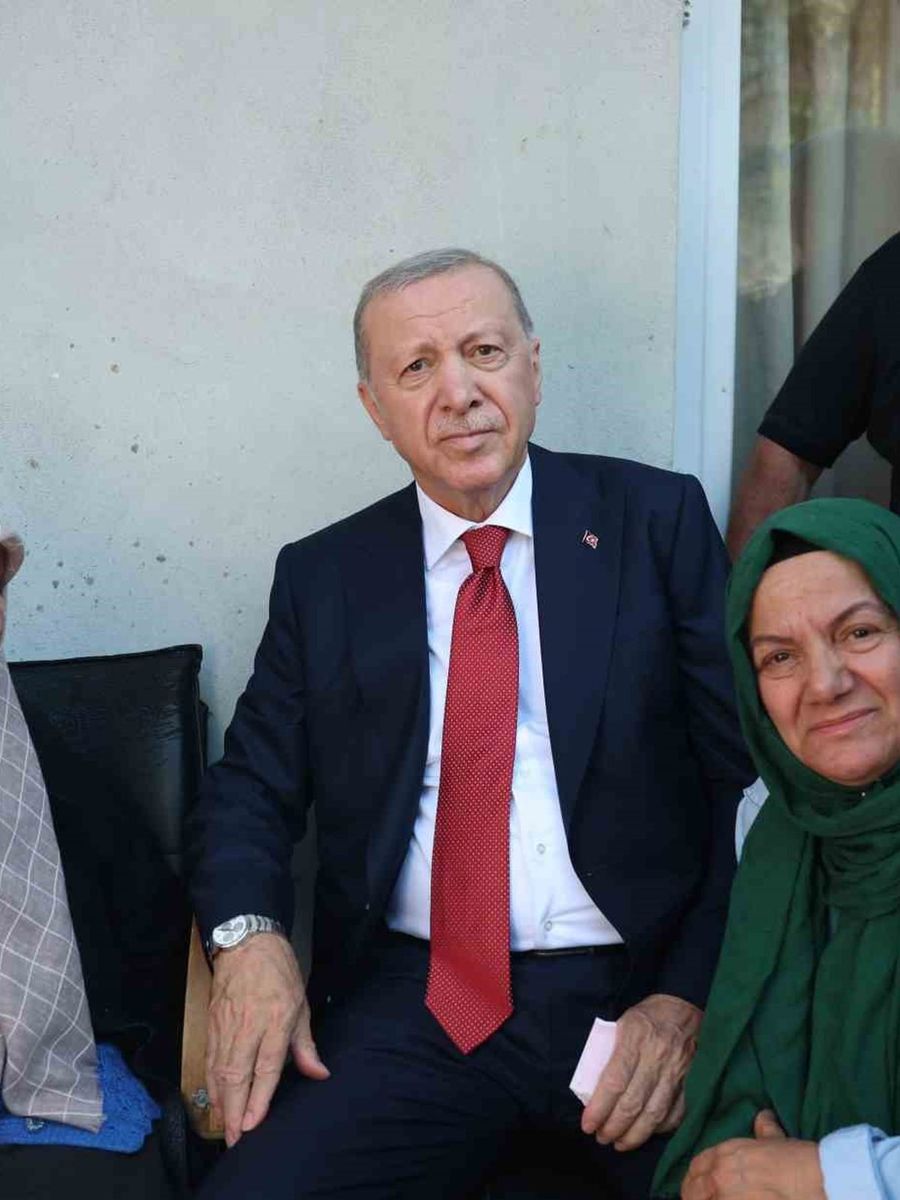 Cumhurbaşkanı Erdoğan Rize’de komşularını ziyaret etti