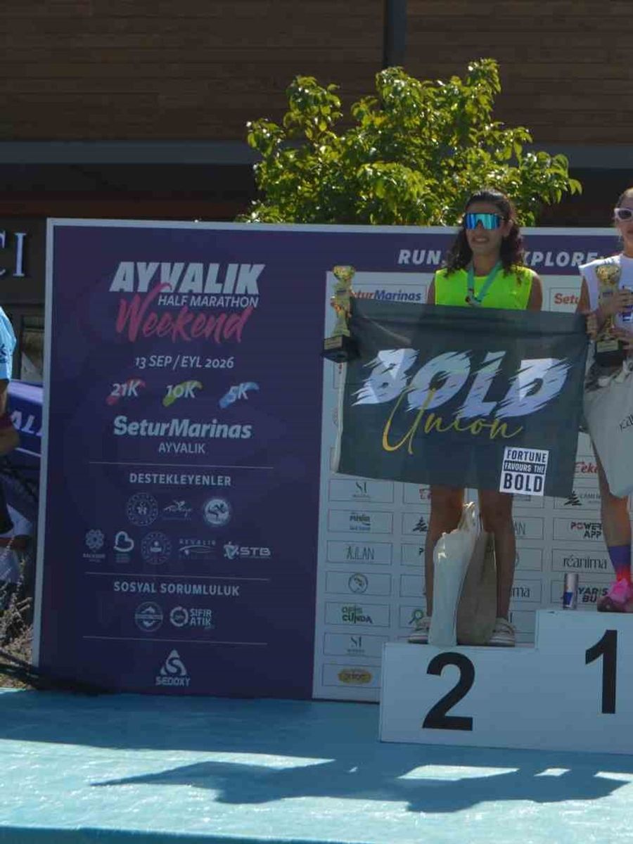 Ayvalık’ta yarı maratonun şampiyonları ödüllerini aldı