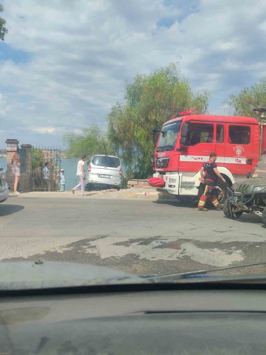 Ayvalık’ta otomobil bahçeye girdi, korkulan olmadı