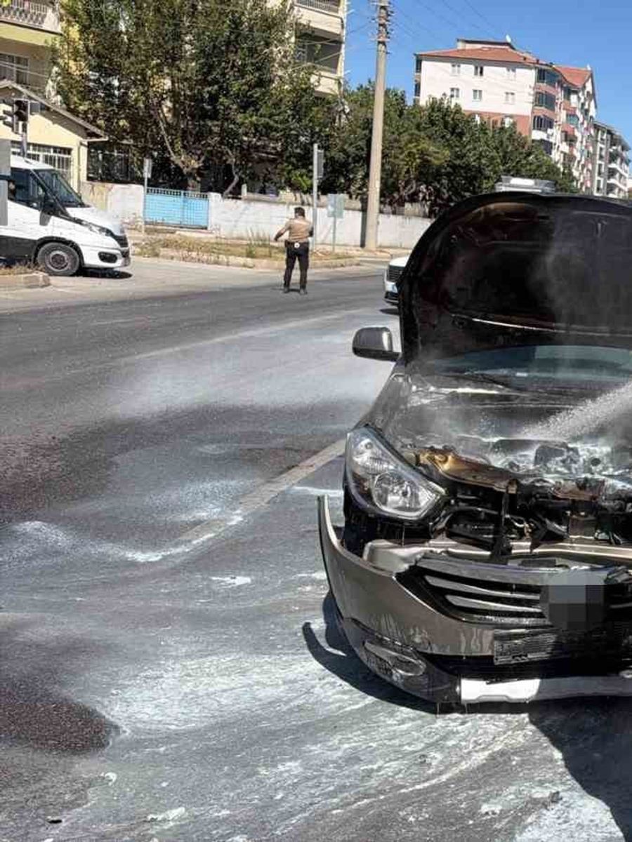 Kaza yapan hafif ticari araçta yangın çıktı