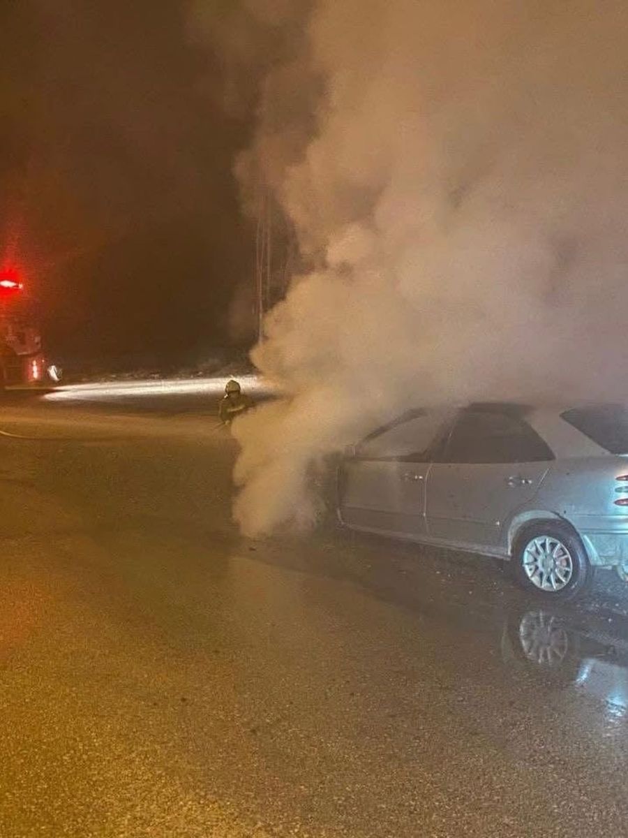 Payas’ta otomobilin motorundan alevler yükseldi