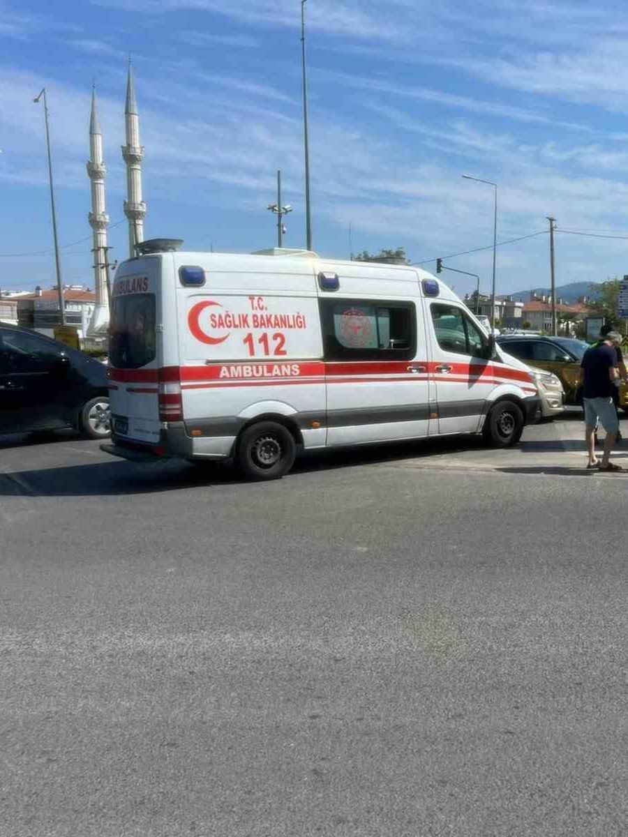 Bursa’da kavşakta iki otomobil çarpıştı: 1 yaralı