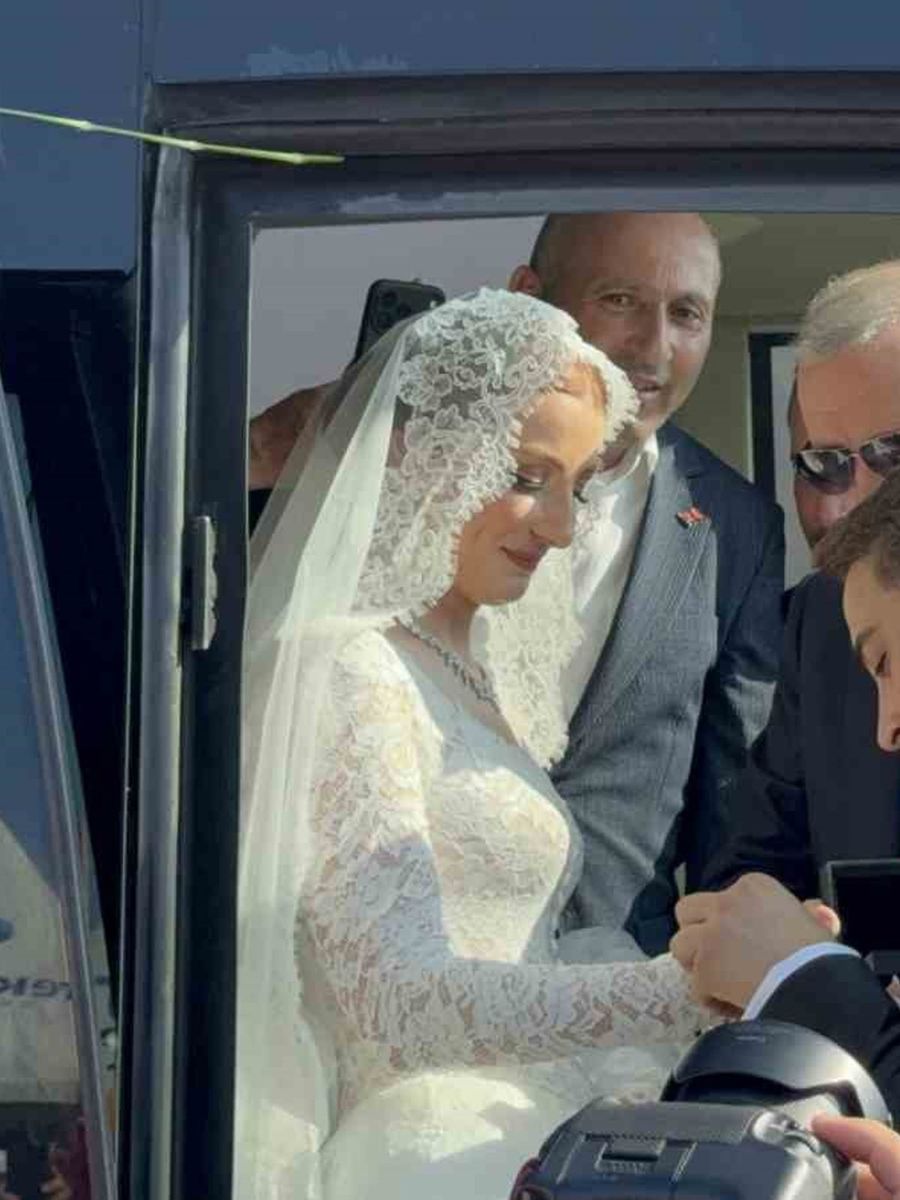 Gelin-damat düğün salonu yerine Tayyip Erdoğan’ı karşılamaya gittiler