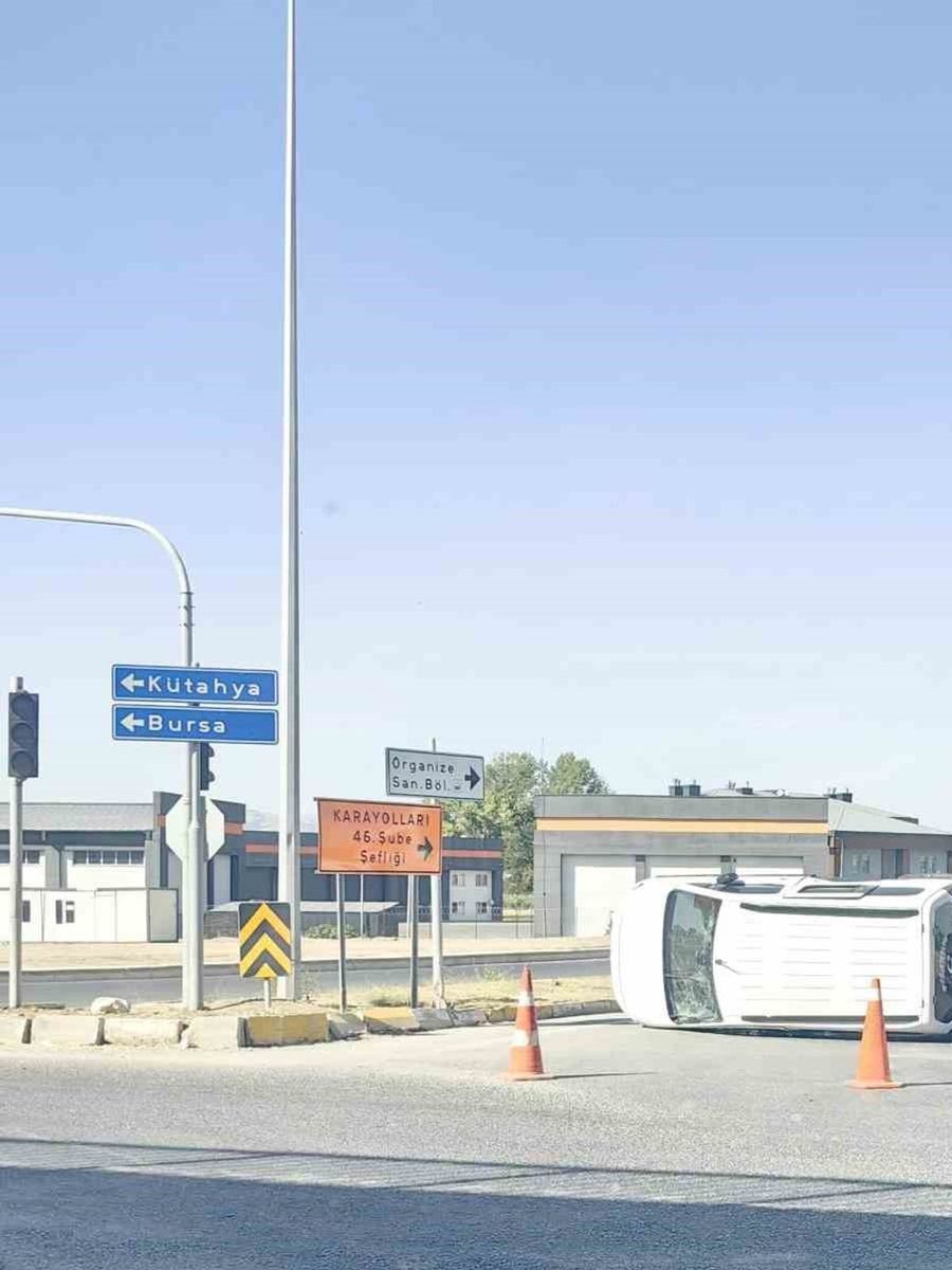 Eskişehir’de hafif ticari araç devrildi: 5 yaralı