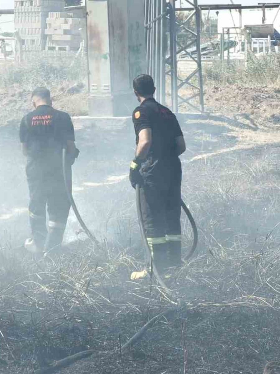 Aksaray’da kurumuş otların tutuşması ile yangın çıktı
