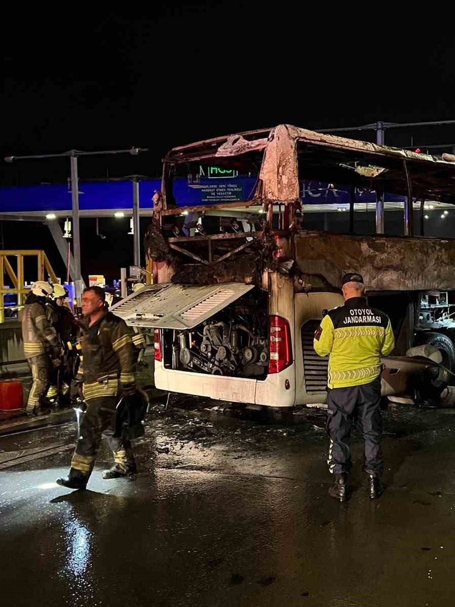 Kuzey Marmara Otoyolu’nda bariyerlere çarpan otobüs alev alev yandı