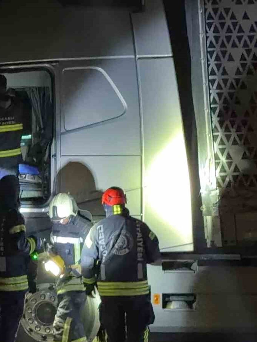 Yoldan çıkan tır bariyerleri aştı, sürücü kayıplara karıştı
