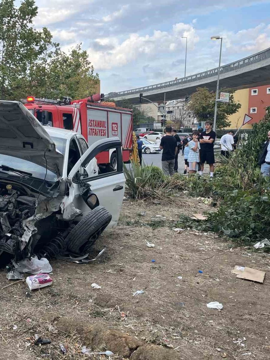 Küçükçekmece’de bisikletliye çarpmamak için manevra yapan araç bariyerlere çarptı: 4 yaralı