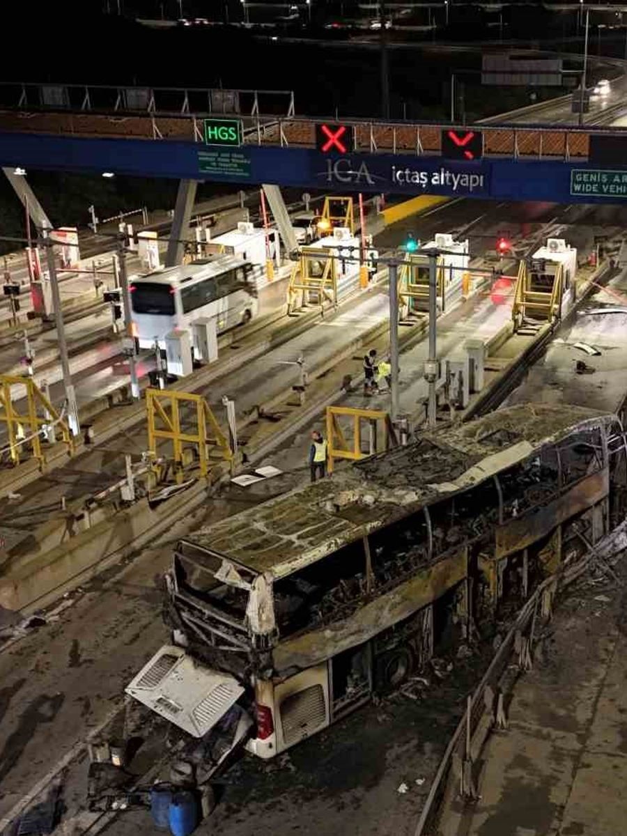 Otobüs yangınının ardından ekiplerin çalışması havadan görüntülendi