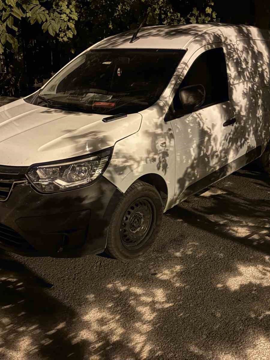 Kamyonet çift taraflı park edilen yolda bir araca çarpıp, bir otomobilin de aynasını kırdı