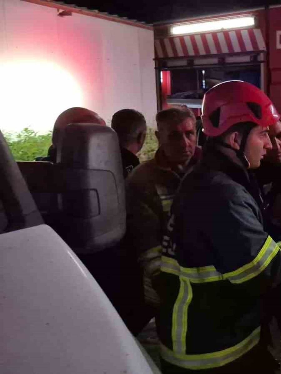 Düzce’de fabrikadaki yangında üzerine çatı düşen itfaiyeci yaralandı