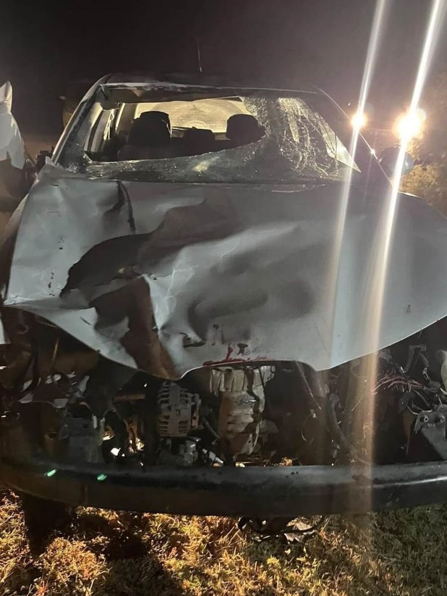 Otomobil yol kenarında yürüyen gençlere çarptı: 1 ölü, 2 yaralı
