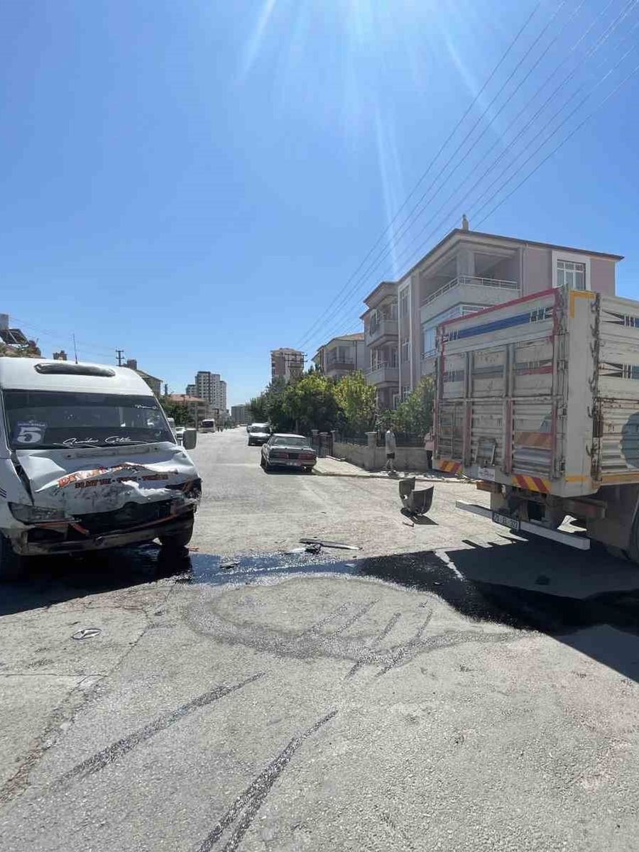 Karaman’da minibüs ile kamyon çarpıştı: 2 yaralı