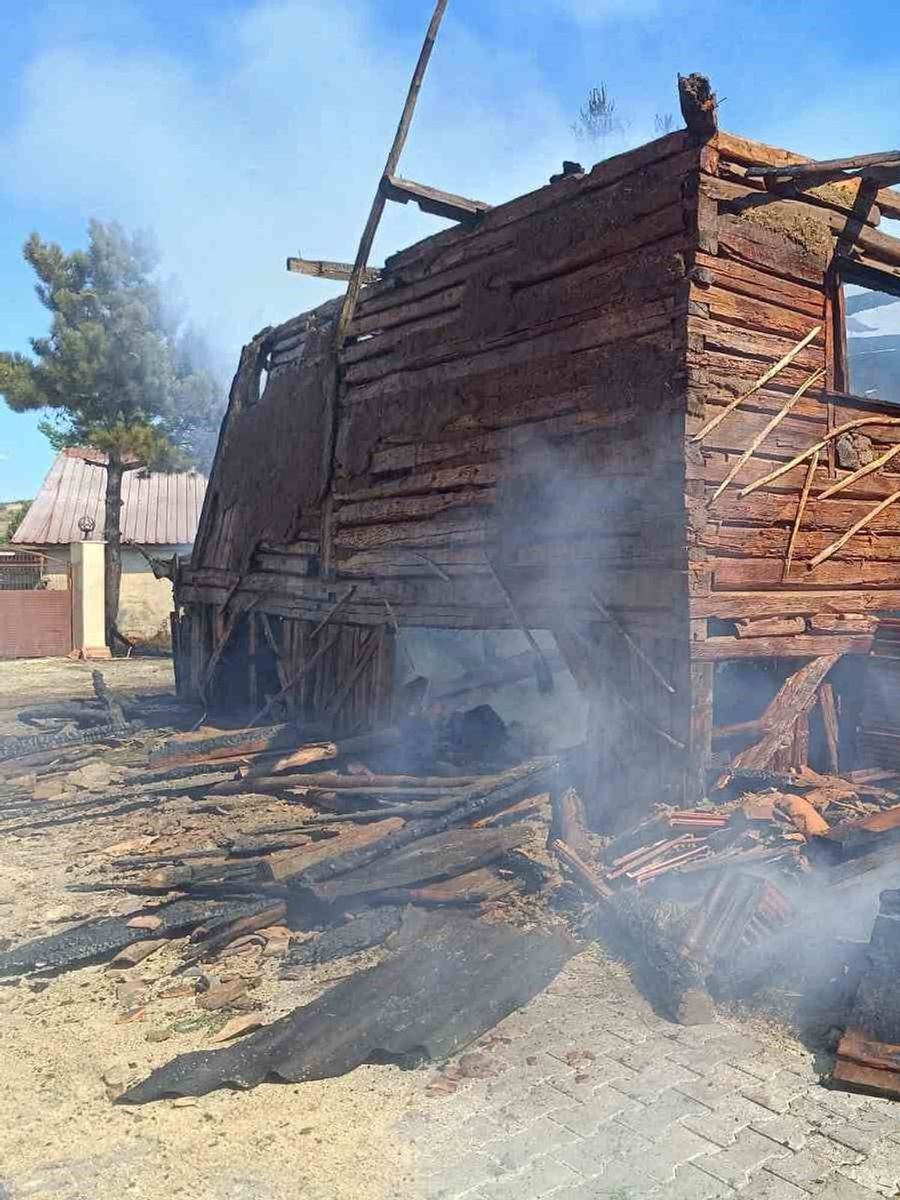 Bolu’da ahşap ev çıkan yangında küle döndü