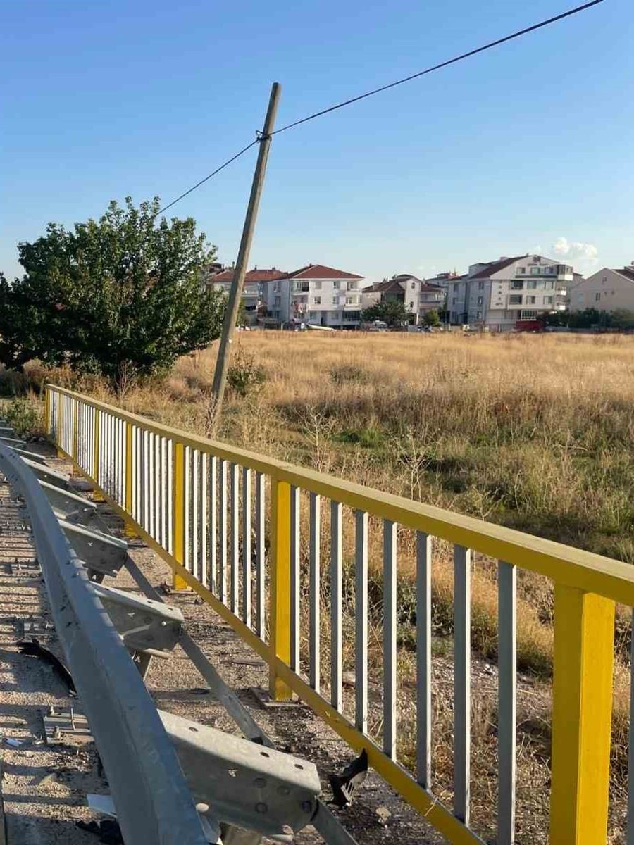 Lastiği patlayan otomobil bariyerlere çarptı: 1 yaralı