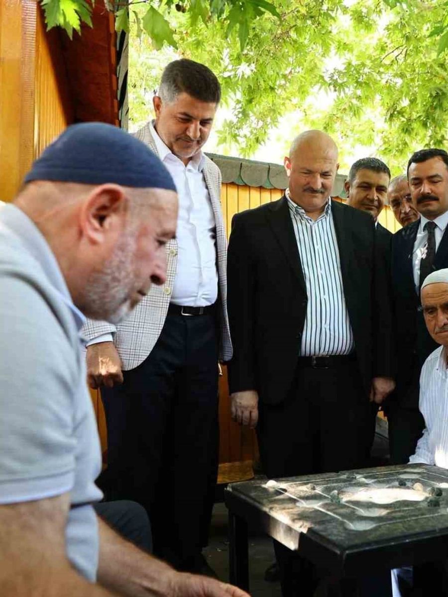 Vali Küçük, Kahta’da esnaf ve vatandaşlarla bir araya geldi