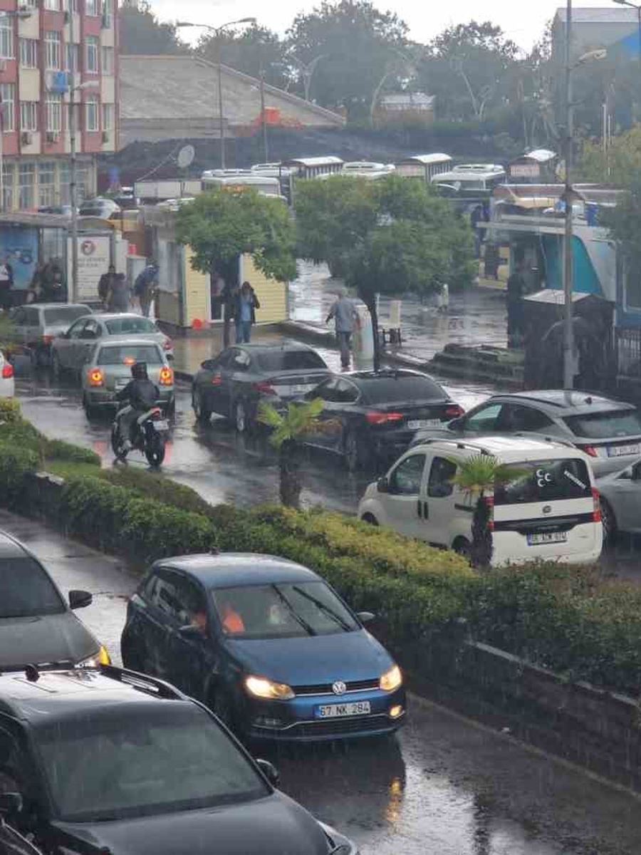 Valilik uyardı, sağanak yağış Zonguldak’ta vatandaşlara zor anlar yaşattı