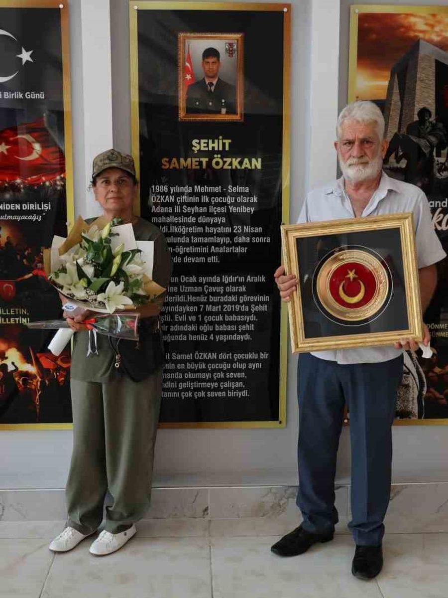 Şehit anne ve babası Türk bayrağıyla okulda