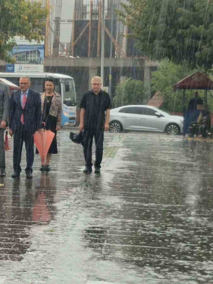 İlköğretim Haftası kutlamalarına şiddetli yağış engel olamadı