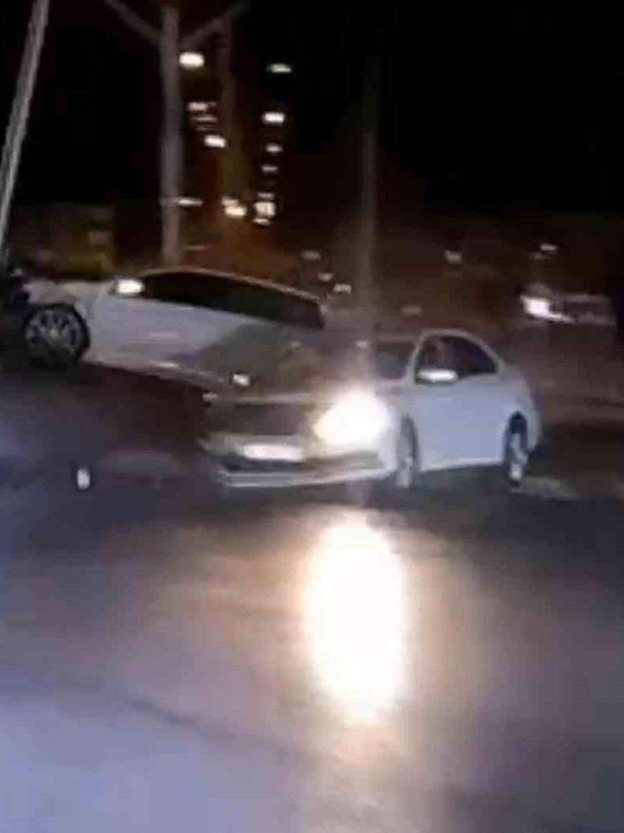 Kırmızı ışıkta geçen otomobilin kazası güvenlik kamerasında: 3 yaralı