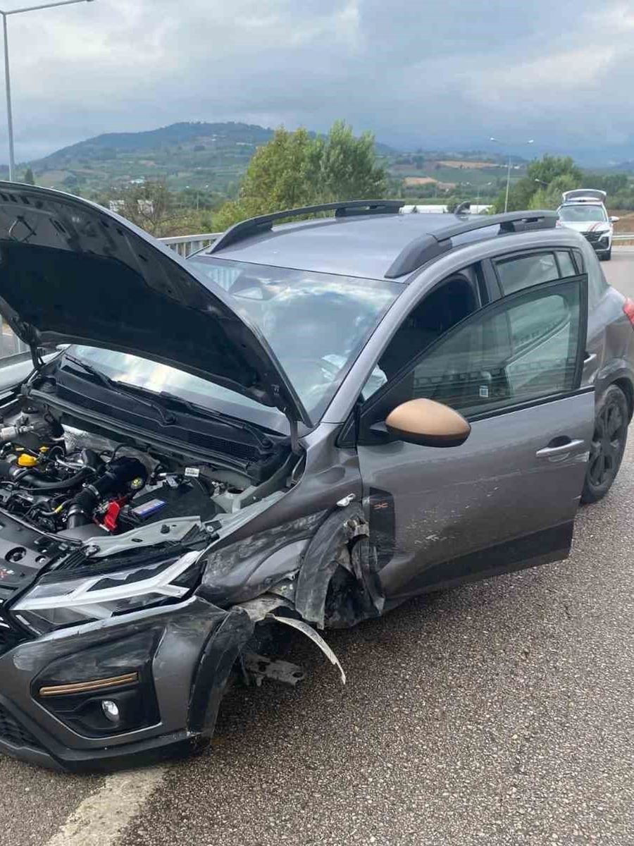 Kontrolden çıkan araç bariyerlere çarptı: 2 yaralı