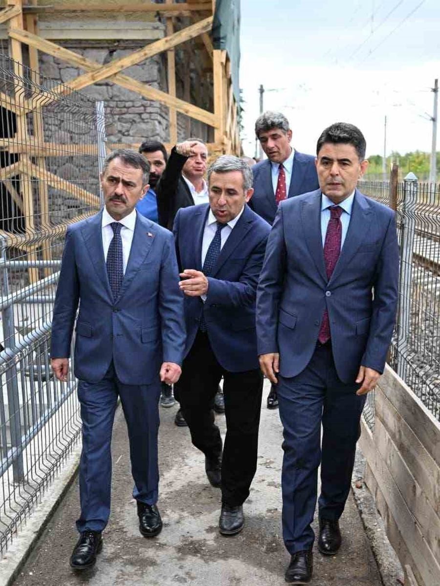 Bakan Yardımcısı Boyraz, tarihi garda restorasyon çalışmarını inceledi