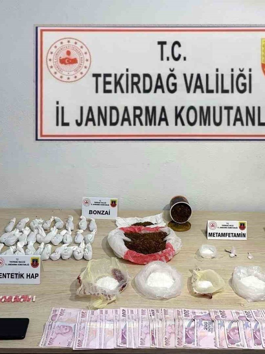 Jandarma operasyonlarında silah, uyuşturucu ve kaçak ürünler ele geçirildi