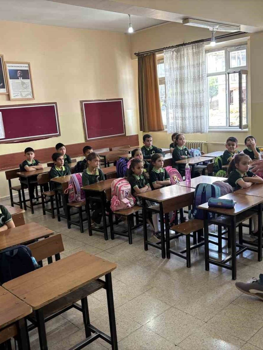 Bingöl’de ilk ders zili çaldı, öğrenciler sıralarda yerini aldı