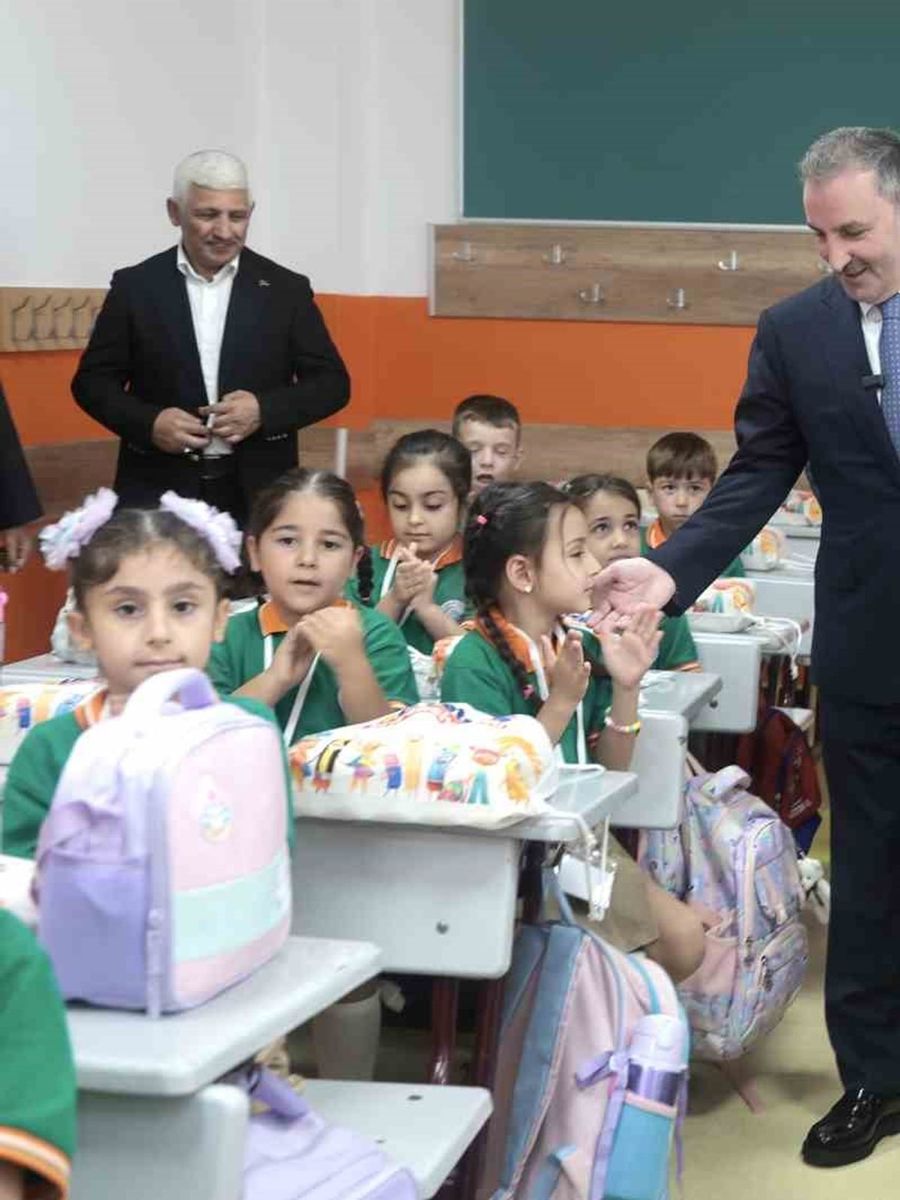 Sultanbeyli’de 9 bin öğrenciye ücretsiz kırtasiye desteği