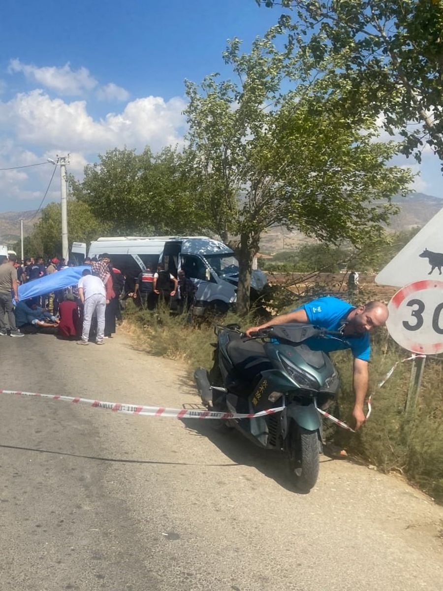Alaşehir’de işçi minibüsü ağaca çarptı: 14 yaralı