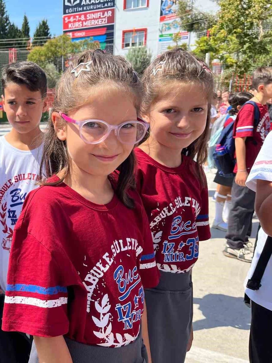 Görenler gözlerine inanamıyor: 27 çift ikiz aynı okulda