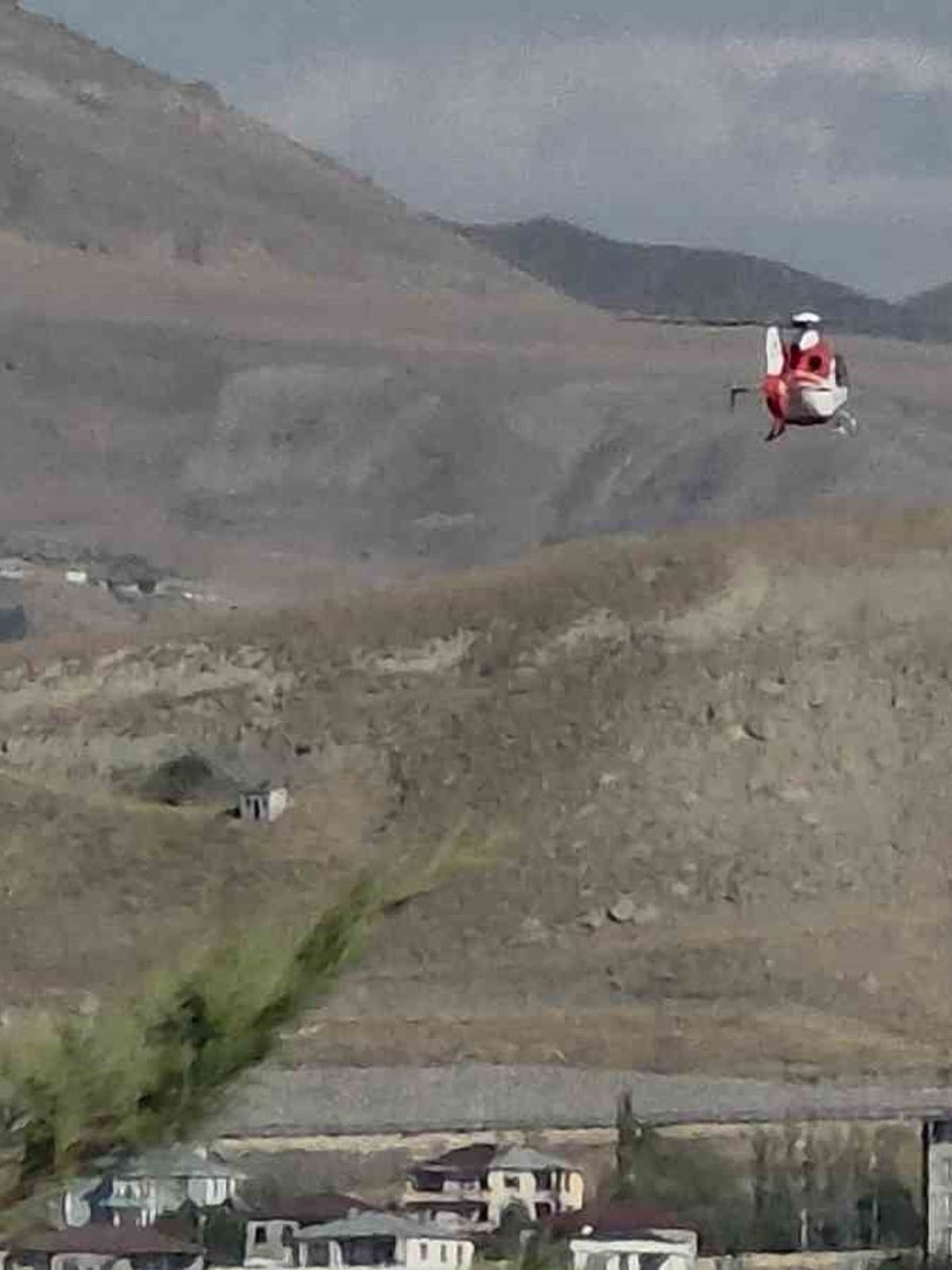 Sarılık hastası bebek ambulans helikopter ile Van’a getirildi